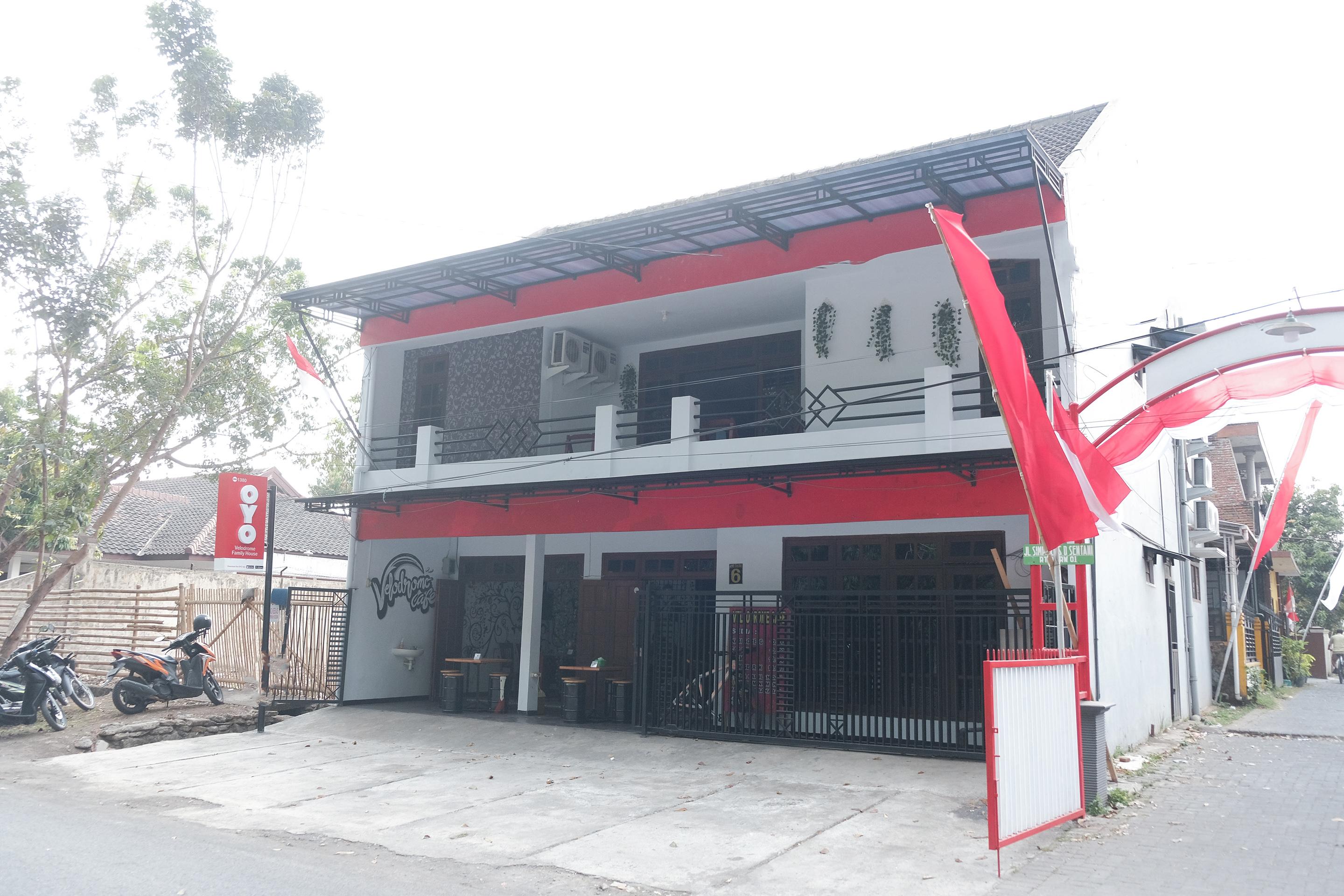 Hotel Oyo 1380 Velodrome Family House Syariah Malang Exterior foto