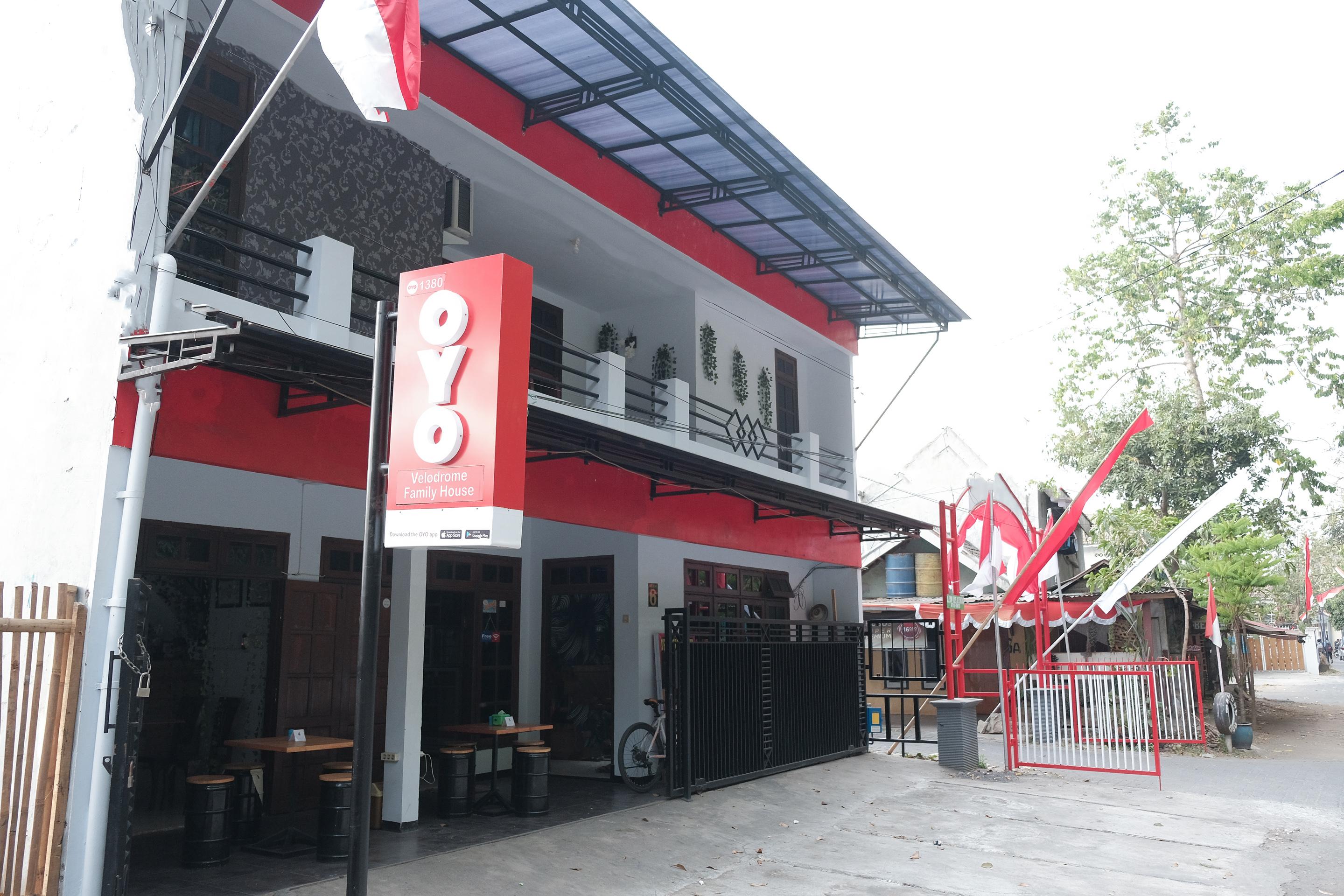 Hotel Oyo 1380 Velodrome Family House Syariah Malang Exterior foto