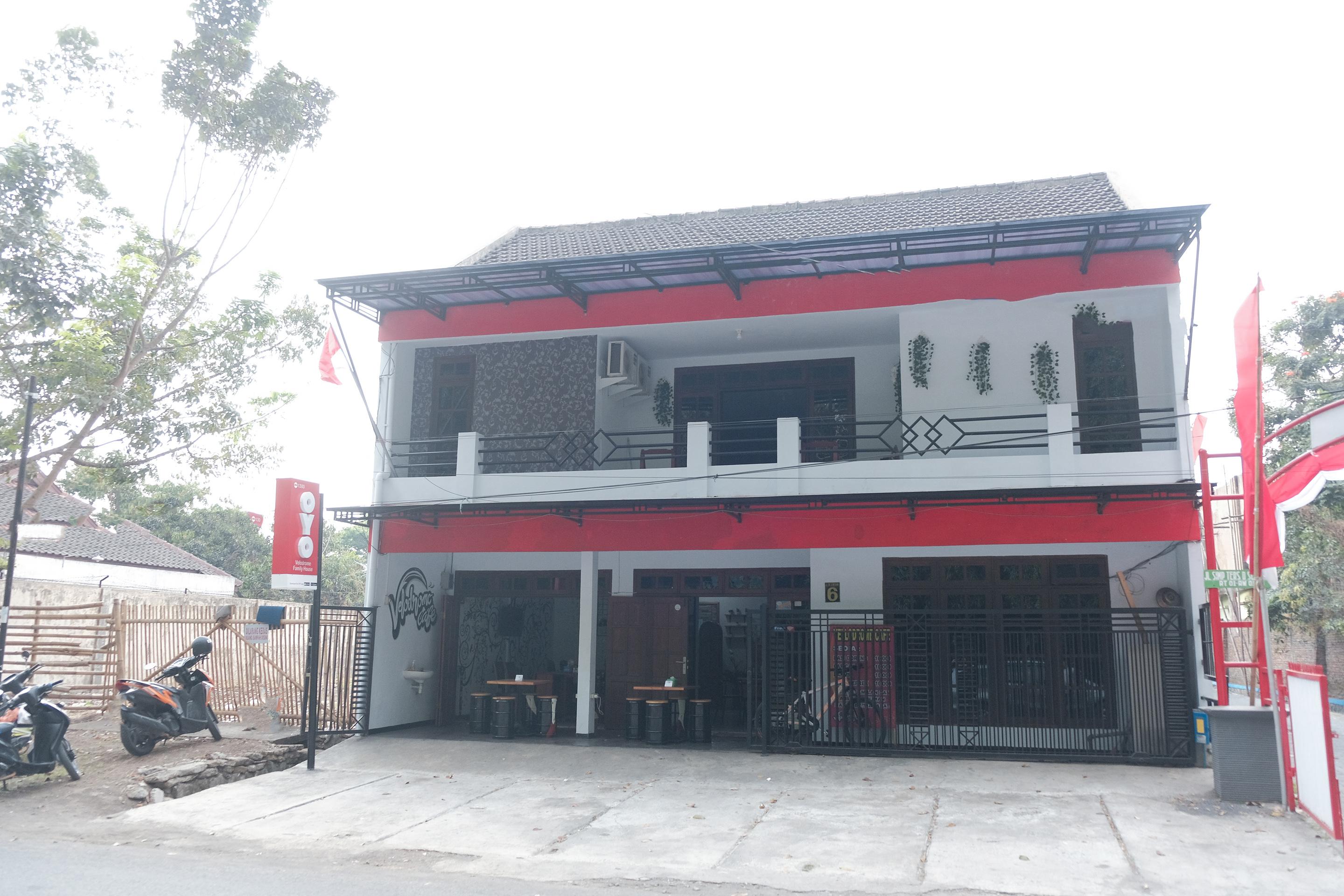 Hotel Oyo 1380 Velodrome Family House Syariah Malang Exterior foto