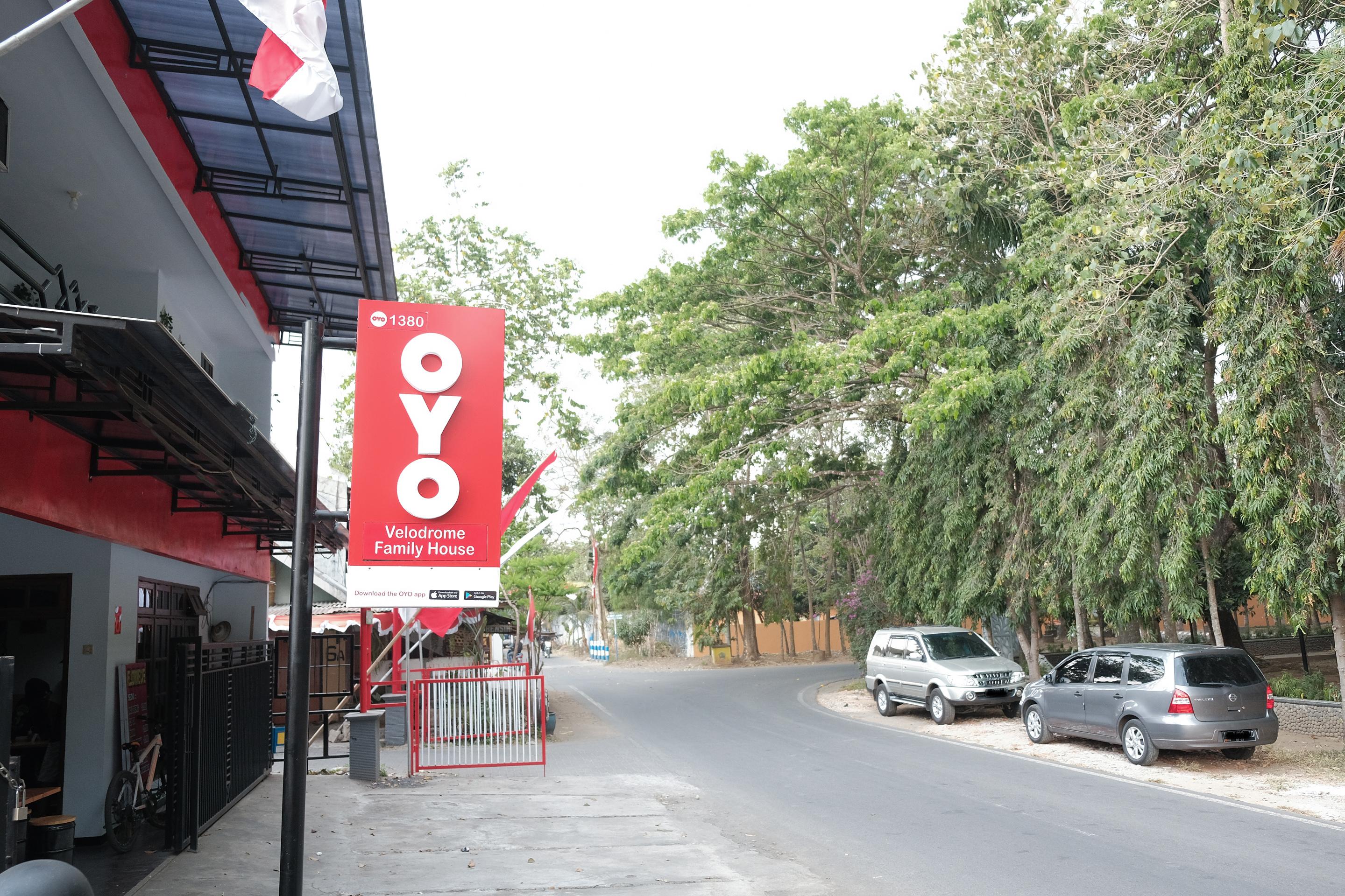 Hotel Oyo 1380 Velodrome Family House Syariah Malang Exterior foto