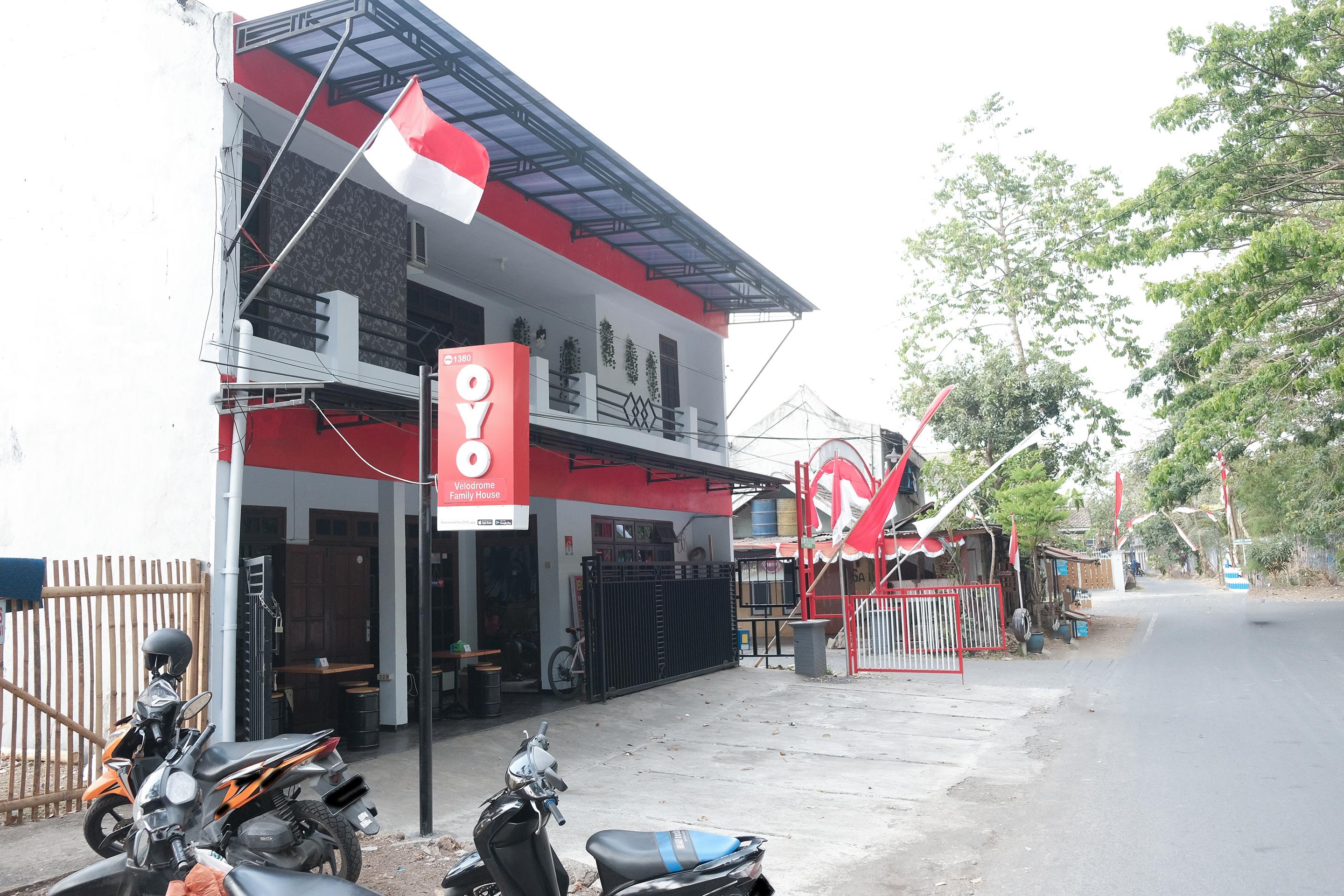 Hotel Oyo 1380 Velodrome Family House Syariah Malang Exterior foto